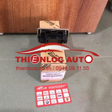 TAY MỞ NẮP CỐP TÁP LÔ TOYOTA INNOVA 55506 33030 E2 TAY MỞ CỐP TÁP LÔ TOYOTA INNOVA