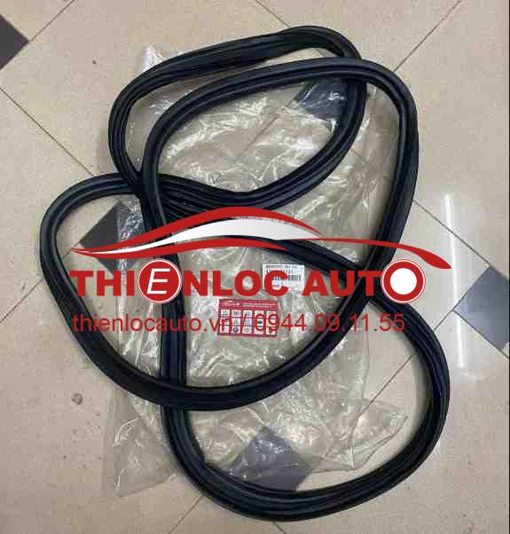 GIOĂNG CỐP HẬU TOYOTA LANCRUISER PRADO -67881 60131 GIOĂNG CỐP HẬU TOYOTA LAND CRUISER PRADO
